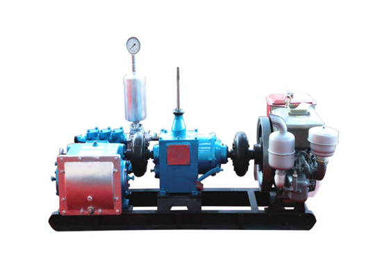 O diesel pneumático reboca o móvel da bomba para o reforço da fundação